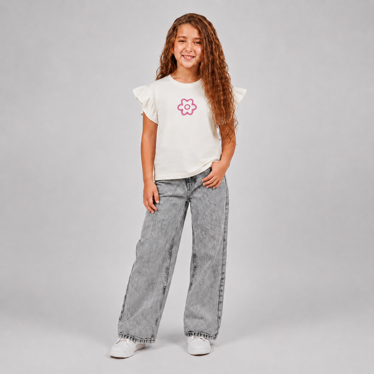 Baby girls off-white ruffle sleeve flower printed T-shirt on model